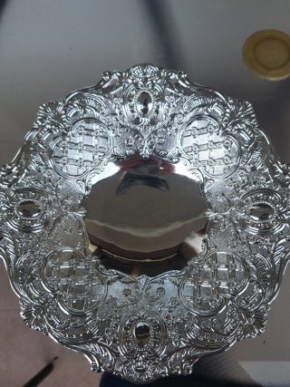 Frutero o centro de mesa de metal plateado