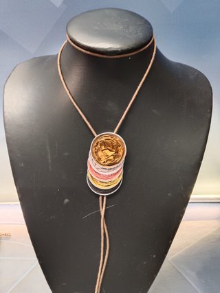 5 collares, colgantes diferentes, con material reciclado y cadena, observa las fotos