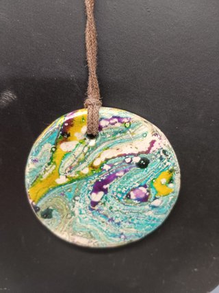 5 collares, colgantes diferentes, con material reciclado y cadena, observa las fotos