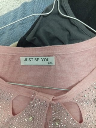 Jersey rosa con brillos y cuello escotado