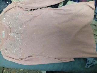 Jersey rosa con brillos y cuello escotado