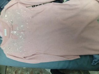 Jersey rosa con brillos y cuello escotado