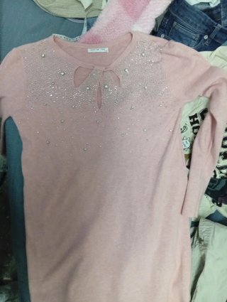 Jersey rosa con brillos y cuello escotado