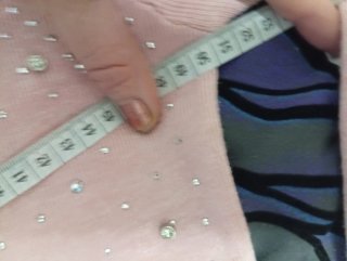 Jersey rosa con brillos y cuello escotado