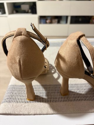 Tacones de fiesta beige y dorados