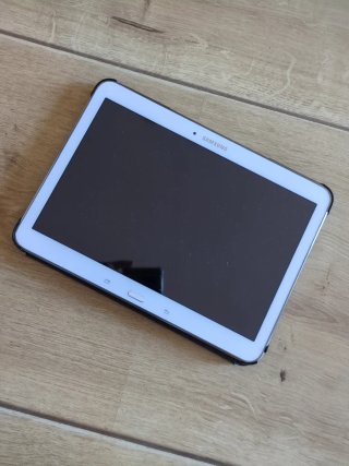 Tableta Samsung Blanca con Funda Azul Marino