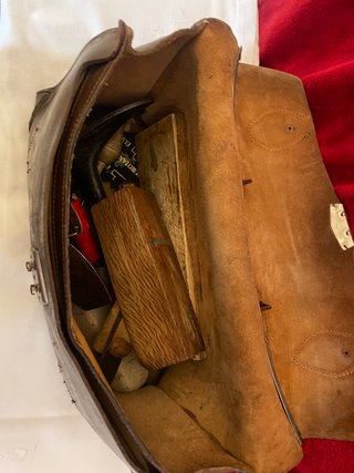 Maletín antiguo cuero con herramientas de zapatero