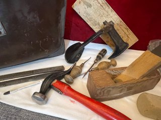 Maletín antiguo cuero con herramientas de zapatero