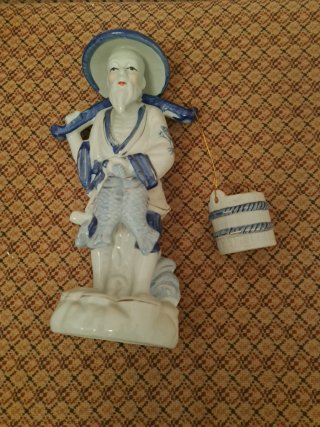 Figura porcelana pescador chino azul y blanco