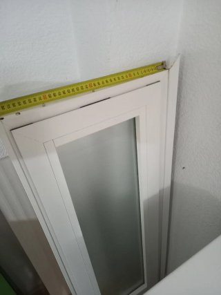 Ventana de aluminio blanca