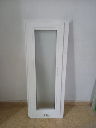 Ventana de aluminio blanca