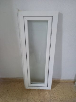 Ventana de aluminio blanca