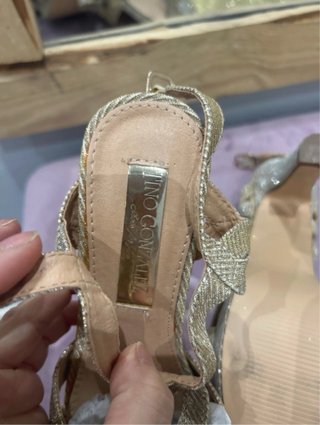 Sandalias tacón doradas.