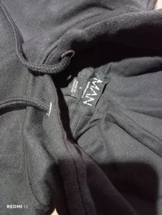 Sudadera Negra con Logo Blanco