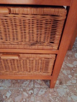 Mesita de noche de madera y mimbre