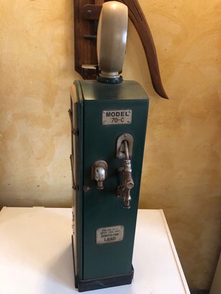 Pompa Benzina Vintage Fire Chief e auto d'epoca