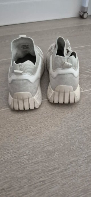 Zapatillas Zara grises y blancas