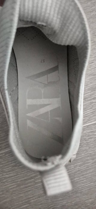 Zapatillas Zara grises y blancas
