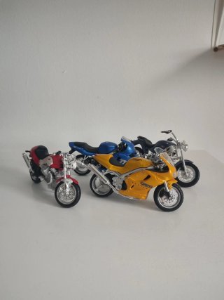Lote de motos a escala Maisto