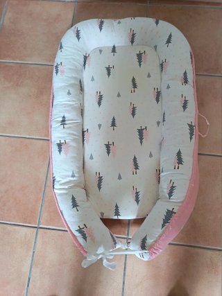 Cambiador bebé con estampado de árboles