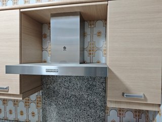 Cocina con horno, vitro, fregadero.