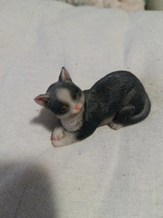 Figura de gato en miniatura