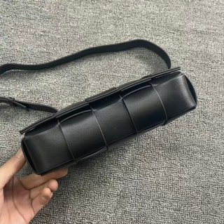 Bolso Bottega Veneta Cassette tejido negro