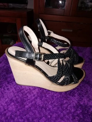 Sandalias de cuña negras 11 cm.