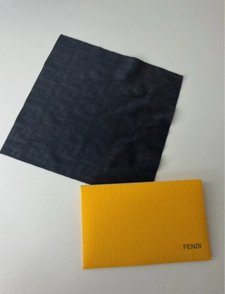 Custodia Fendi originale + scatola gialla e panno