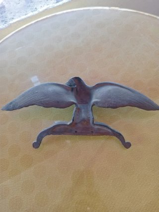 Águila de bronce decorativa