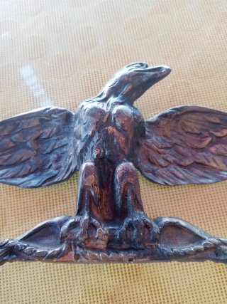 Águila de bronce decorativa