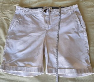 Lote de 2 bermudas color beige y falda rayas