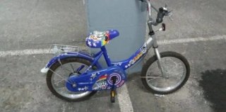 Bicicleta infantil azul con ruedas de 16 pulgadas