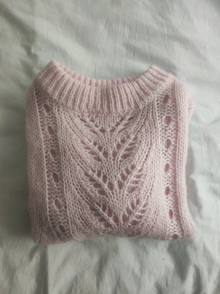 Jersey de punto rosa con calados