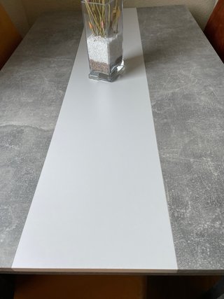 Mesa de comedor gris y blanca
