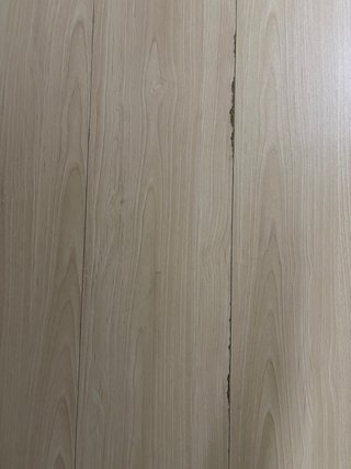 Mesa de madera blanca y marrón