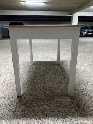 Mesa de madera blanca y marrón