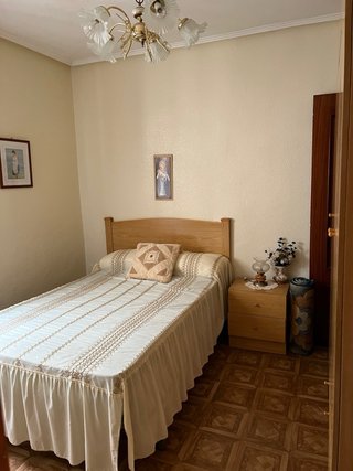 Habitación: Somier, Mesita y Armario