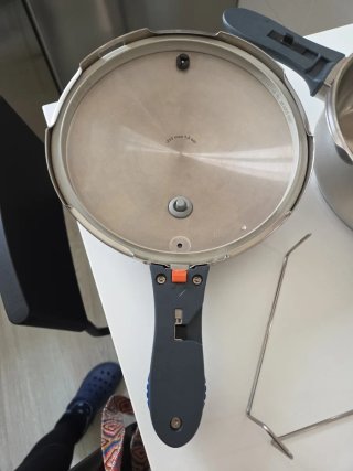 Olla a presión WMF. DE 6 Y 3 LITROS.
