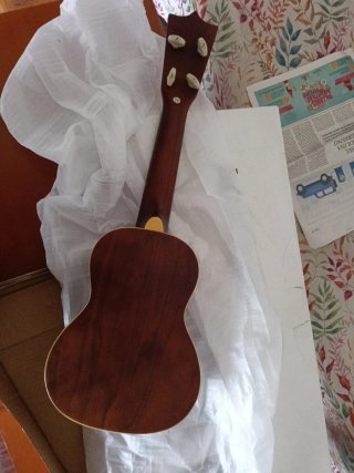 Ukelele de madera oscura