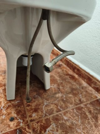 Bidé de cerámica blanco con grifo