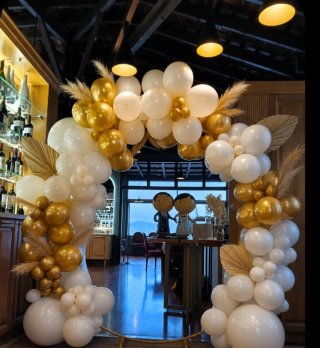 Arco de globos dorado y blanco