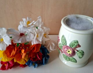 Vaso con fiori fatti a mano