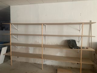 Estanterías metálicas y de madera