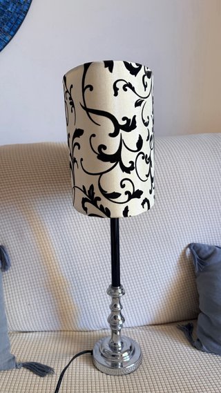 Lámpara de mesa beige y negra