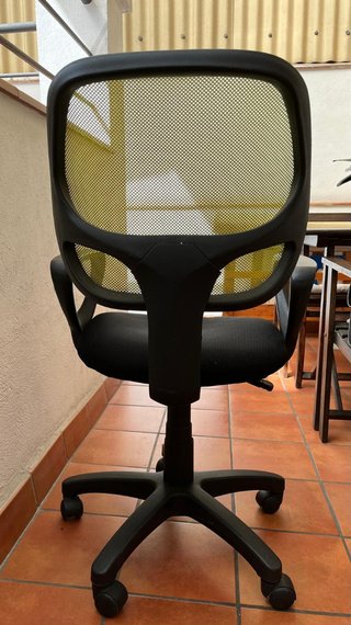 Silla de oficina ergonómica negra y verde