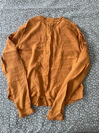 Camisa top naranja con botones traseros