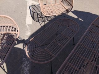 Juego de mesa y sillas de mimbre