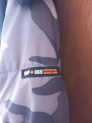 Chaqueta plumífera GAP camuflaje
