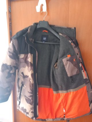 Chaqueta plumífera GAP camuflaje